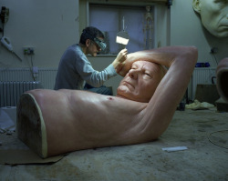 likeafieldmouse:  Ron Mueck working on Couple Under an Umbrella (2013)