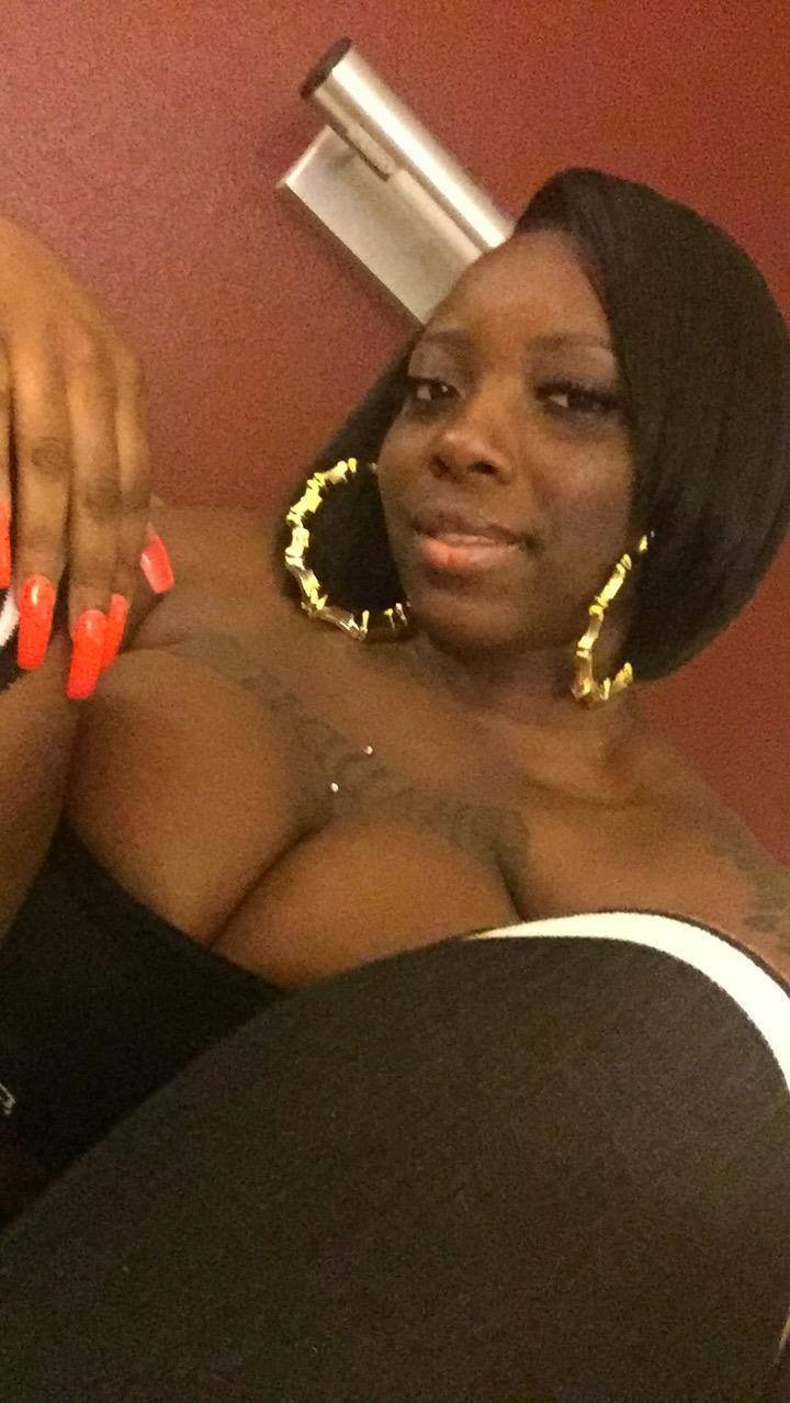 jezzy8732:  letmeseethatmonkey:  Sweet   BEAUTIFUL AND SEXY BLACK WOMAN SIT ON MY