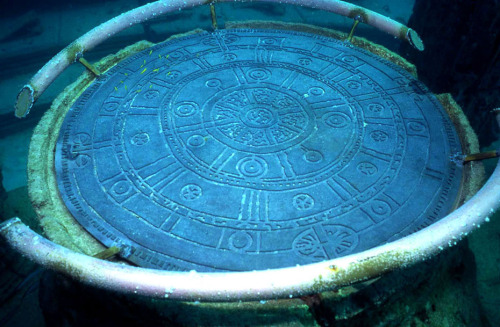 f-l-e-u-r-d-e-l-y-s:  Lost Underwater Lion City: Rediscovery of China’s ‘Atlantis’ Qiandao Lake is a man-made lake located in Chun’an County, China, where archeologists have discovered in 2001 ruins of an underwater city. The city is at a depth