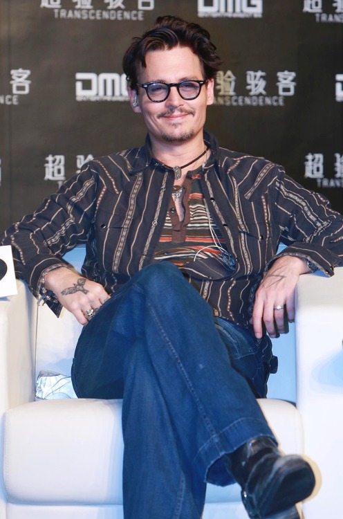 TBT: Johnny Depp, being cute as always, 8 years ago (2014), on this day (March 31), during the Press