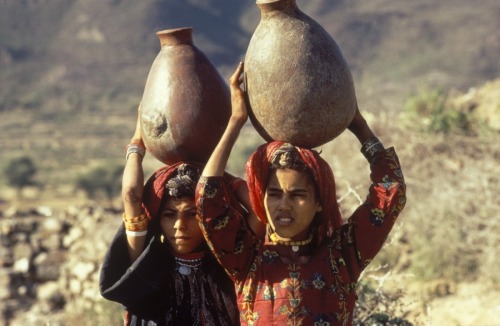 theyemenite: Two young women return to their village after collecting water, Yemen 1972, by Franco M