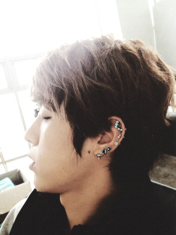 kaiwaiian:  Sungyeol’s piercings 