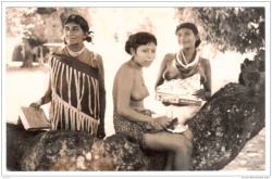 A Group Of Surinamese Women In The 1940S, Via Delcampe.