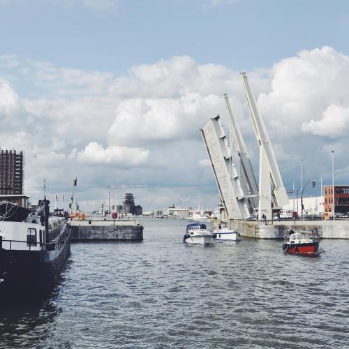 I always feel on vacation here ⛵️⚓️#thisisantwerp #instantwerpen #vierkantwerpen #bridge #boats #ant