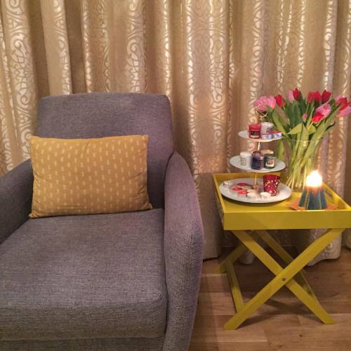 Cosy night in. #home #saturdaynight #cosy #interior #secretweddingblog #livingroom #greyandyellow #t