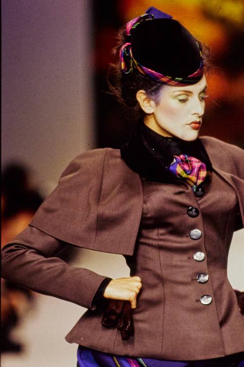 VIVIENNE WESTWOOD Fall/Winter RTW 1995if you want to support this blog consider donating to: ko-fi.c