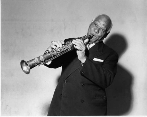 youtu.be/lcmFWKn7APo  Sidney Bechet - Summertime (1939)Summertime and the livin’ is easyFish a