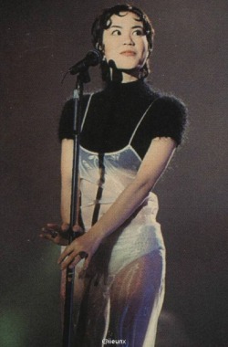 niubibeijing:  Faye Wong singing a concert