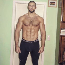 bearmuscleworship:  I wanna see under his