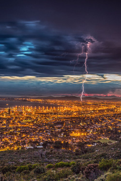 mstrkrftz:  lightning over Cape Town by Mo