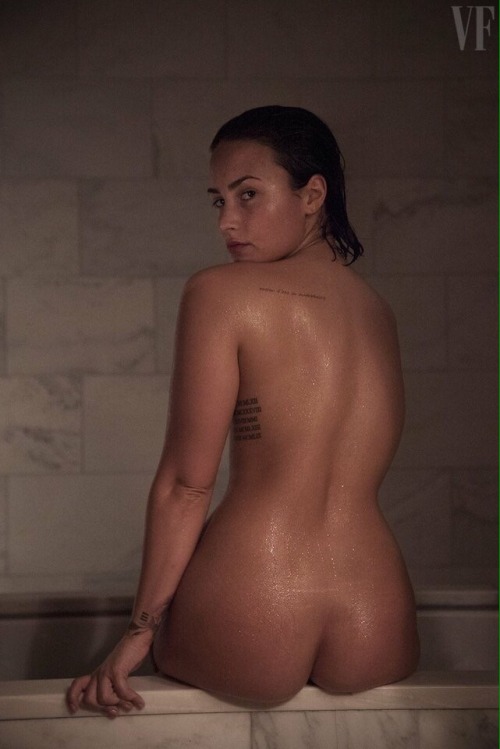 likecurvygirls:  Demi lovato