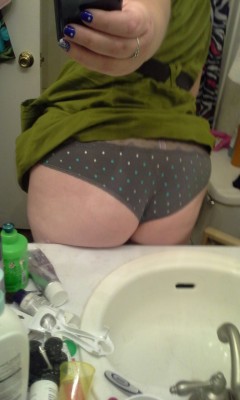 swaymoe68:  You know baby got back when I can perch an ass cheek on the counter….. 