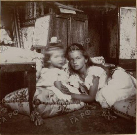 ohsoromanov:Grand Duchesses Olga and Tatiana of Russia with their little brother, Tsarevich Alexei. 