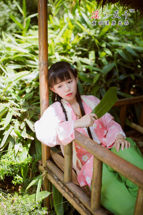 fouryearsofshades:Model 麻豆：@修老虎 Photographer 摄影：@糖糖糖衣重回汉唐汉服店 This Song Dynasty-style outfit consists