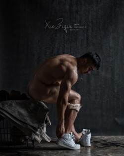 xieziqiu: 工作室里。#xieziqiu #hothunk #hunk https://www.instagram.com/xieziqiu1027/p/Bp0wCGilDSO/?utm_source=ig_tumblr_share&amp;igshid=1rb9rv1spgoi1