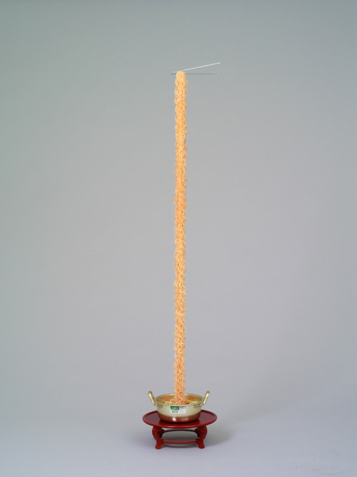 untoldjae:martinekenblog:Hyper-Realistic Resin Sculptures of Dangling Korean NoodlesArtist Seung Yul