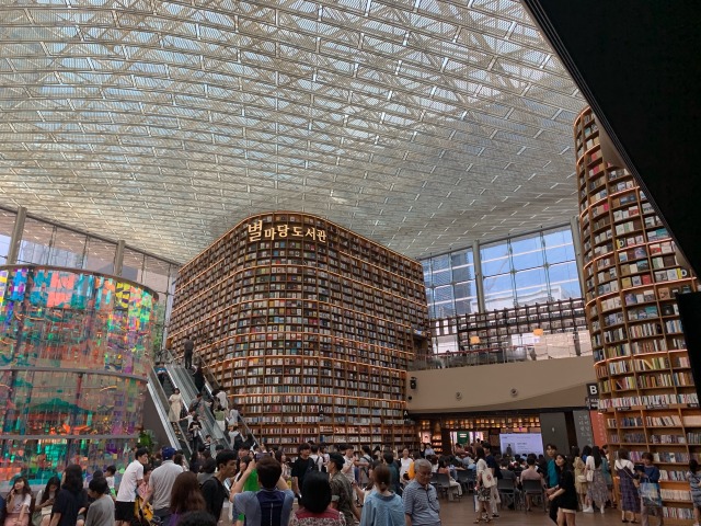 The library at Starfield COEX mall in Seoul really is something else. I move out of Seoul and into the South Korean countryside next week and ima miss being close to places like this. 