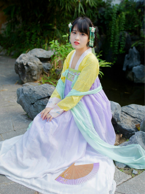 Traditional Chinese hanfu | Tang dynasty fashion by 浅画青杏