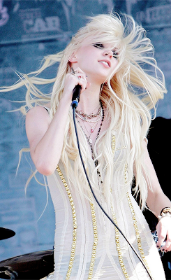 celebritiesandmovies:   Taylor Momsen hair porn 