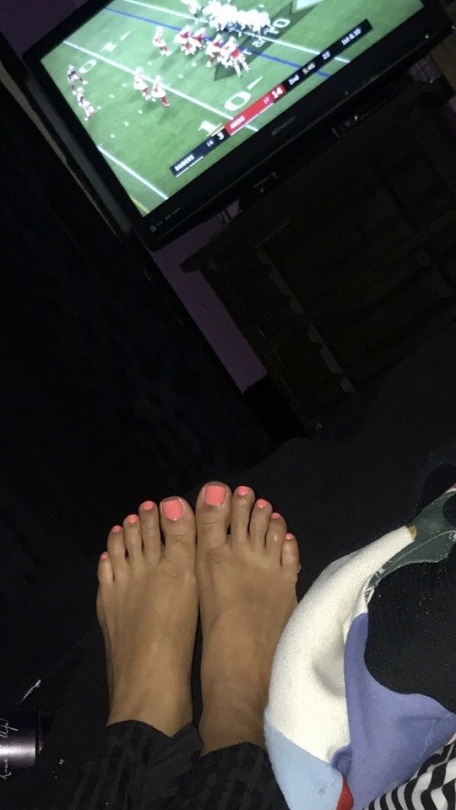 footgoddessness:  Football & My Pretty Toes😍💕