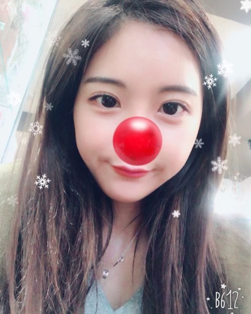 colorful-princesses:[INSTAGRAM - Hyunyoung] 161219 - 루돌프사슴코는 매우반짝이는 코~~ ㅎㅎ 미리크리스마스!! #b612 #루돌프 #사슴코