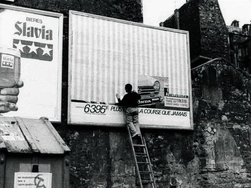 Photo-souvenir, Daniel Buren applying white and pink striped paper for Affichage sauvage, May 1969, 