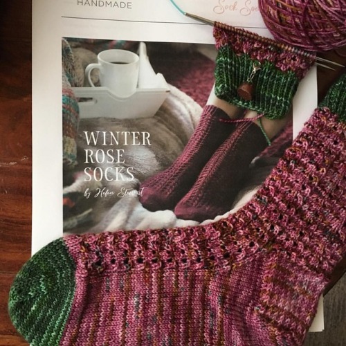 I’ve had lots of time to knit on my #christmasevecaston. A pair of Winter Rose socks by @curio