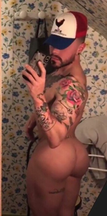 lunamares:  Ricas y redondas nalgas de este machín 