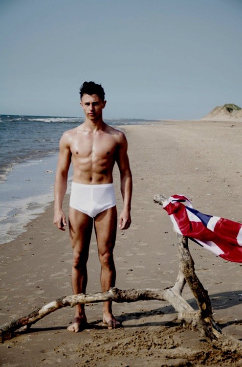 randomy-fronts:Sunday beach-combing. 