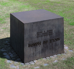 sulphuriclike:  Piero Manzoni_Socle du Monde