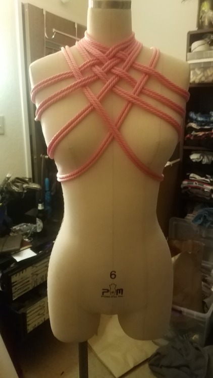 I think this would make a great finishing piece to a more complex tie, the extra rope gives plenty o