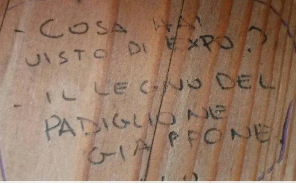 scarligamerluss:    Frasi scritte sul legno dalla gente in coda in attesa di entrare