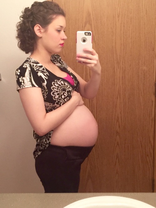 mygr0wingfamily:  Is it really possible to be so in love with my bump? I am growing a person inside my body. Our child is safe and growing INSIDE me. I want to give my tummy a hug for doing such a good job. 