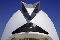 Dezeen:  Valencia Plans To Sue Santiago Calatrava Because Parts Of The Opera House