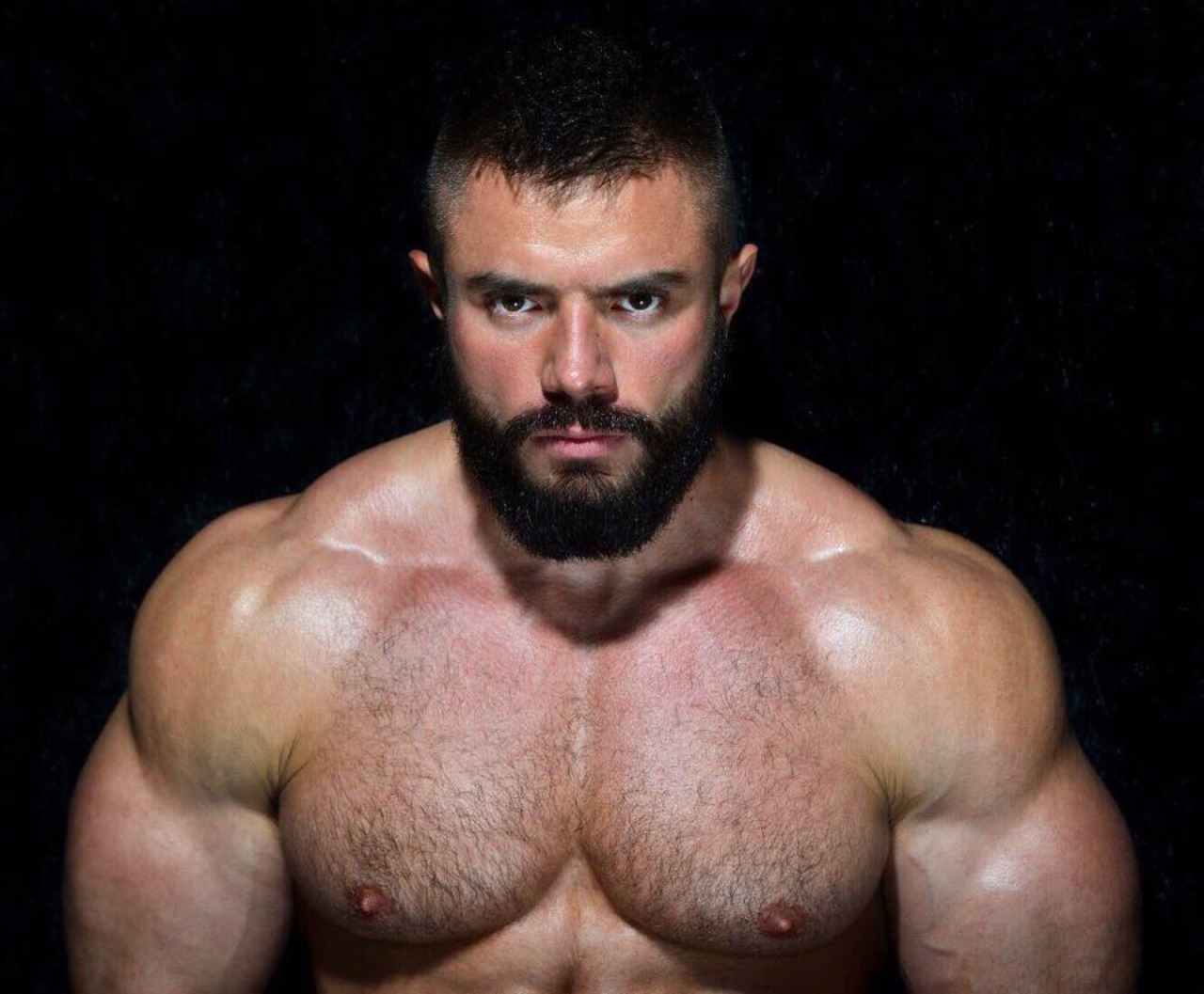 pecsaretodiefor:  Leo Bartenev, how hot is he! He is getting hotter and hotter and