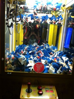 cluelesswonder:  Look at this kickass crane machine 