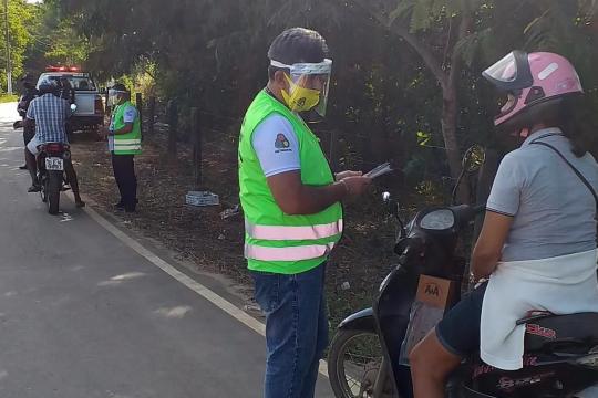 agentes do detran para fiscalizam motociclistas em estrada