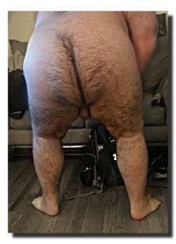 eska37:Fat hairy ass 😛💦