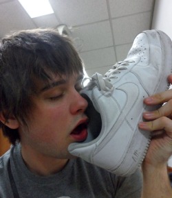 teenboysmellyfeet:  Intoxicated by the smell of his own Nike Airmax.