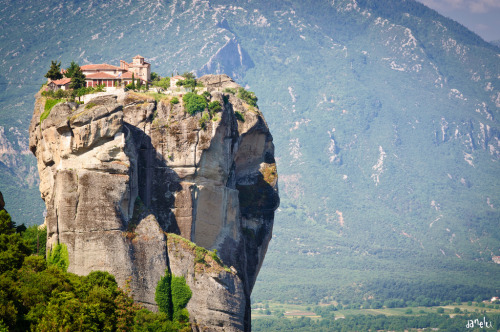 congenitaldisease:Meteora is a monastery complex located beside the Pindos Mountains Greece.They are