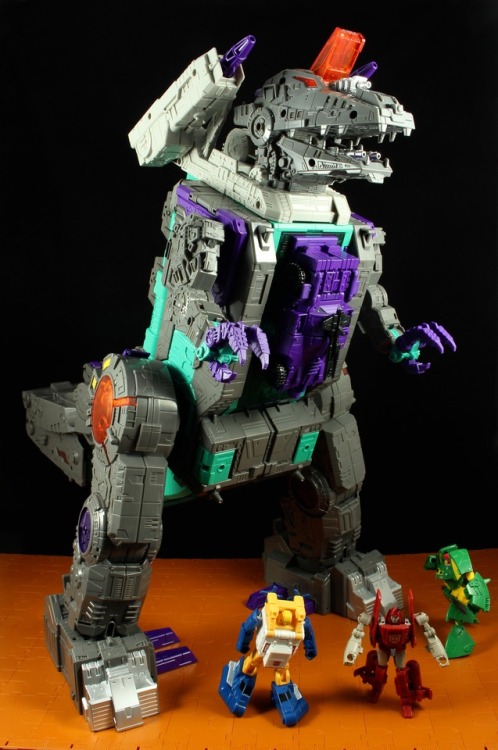 toyboxsoapbox:  “Bigger Trpticon…destroy more!”