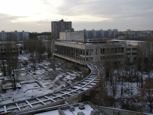 sixpenceee:    Pripyat City  Pripyat city in the Ukraine once housed the families of thousands of men and women working at the nearby Chernobyl Nuclear Power Plant. But on 26 April 1986 disaster struck when an explosion at the plant caused radiation to