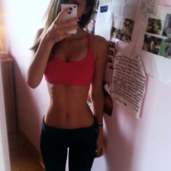 fitbuzzers:  @brittanysuleiman   S-curve selfie   soft lean lumps