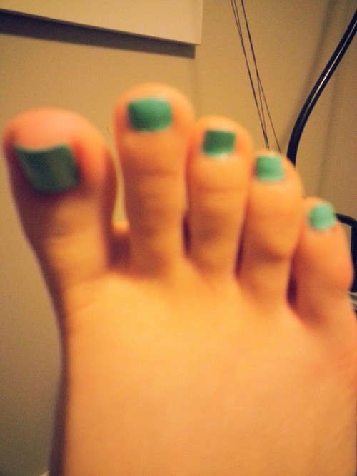 barefootwomen101: wvfootfetish: buntoes: would you suck on these pretty toes?…ok ok i promise, no mo