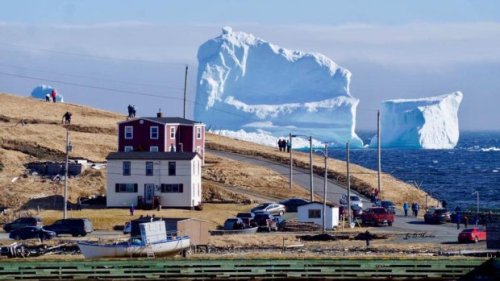 前代未聞の巨大氷山が、現在カナダの村を通過中 klinger‏ @klingershowtwitter.com/klingershowchadsharpephotohttps: