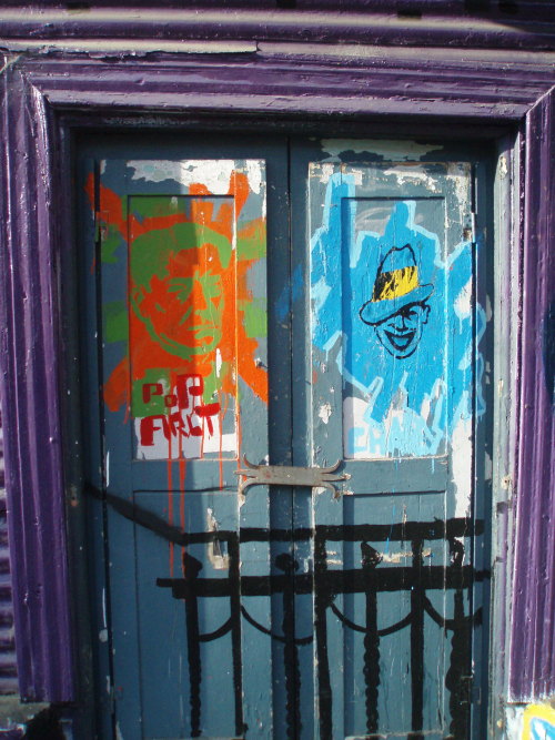 Puerta con disenos de Che y Carlos Gardel, La Boca, Buenos Aires, 2007.A revolutionary and a tango s