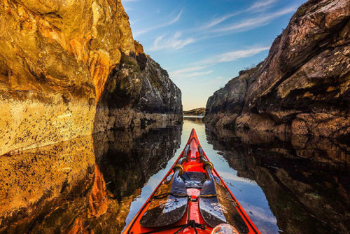 mymodernmet:Phenomenal Shots of Norway’s Fjords from the Stunning Perspective of a Kayaker