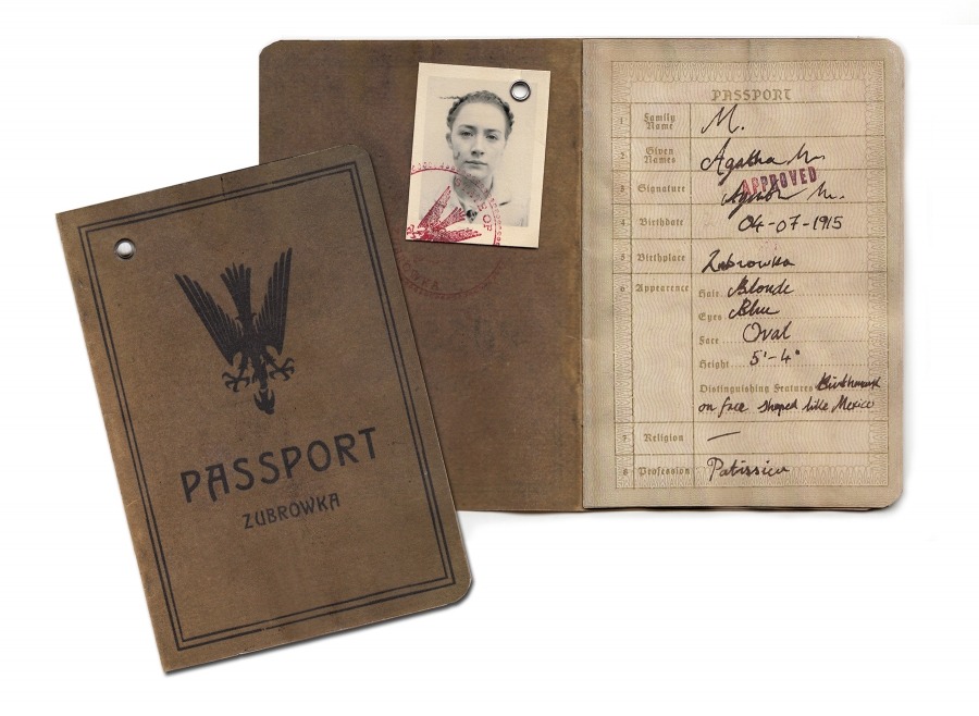  Annie Atkins:  Last year I spent a very snowy winter on the German-Polish border,