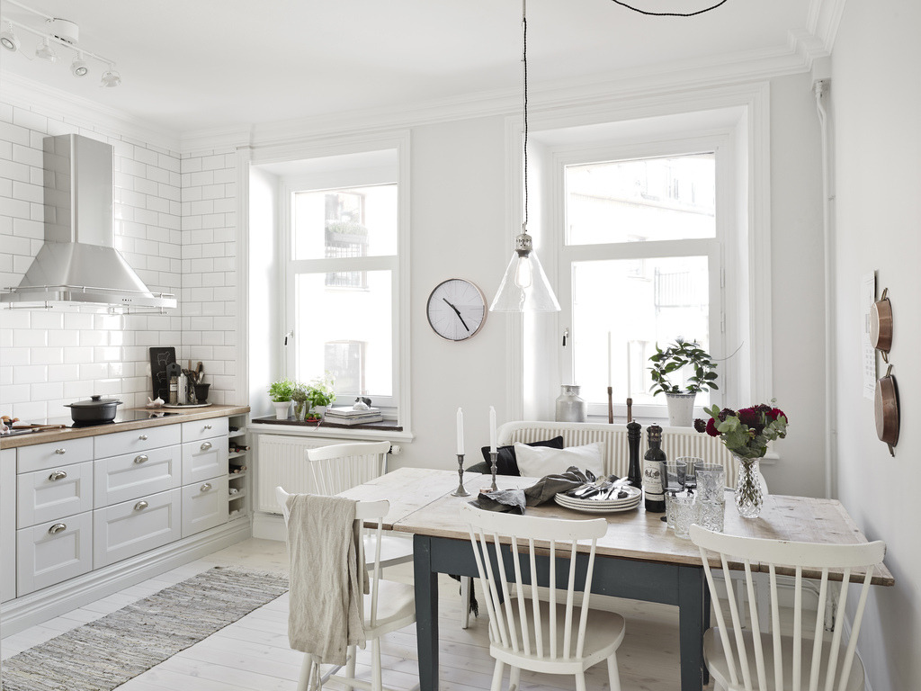 timeless classic: white kitchen (via Entrance Fastighetsmäkleri)