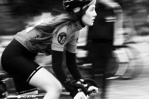 fixiegirls: Repost from @anadmscn Imagem motivacional pro meu dia. ✨ #fixedgear #fixiegirls #bicycle